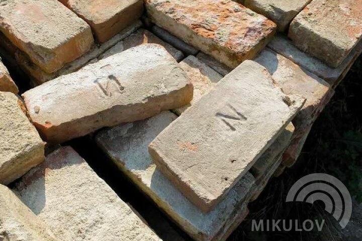 Baroque bricks taken out of the loosened structures of the bridge were reused in its restoration. They are marked with the letter N (Nicolsburg).