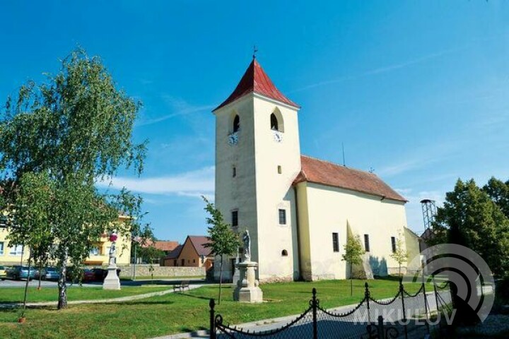 Die ursprüngliche kleine Kirche wurde 1424 während des Zugs von Hussiten durch Südmähren niedergebrannt, später renoviert und gegen Mitte des 16. Jahrhunderts im Spätbarockstil umgebaut. Im Jahre 1620 wurde die Kirche erneut von der ungarischen Armee von Gabriel Bethlen zerstört. Nach einem Barockumbau wurde sie im Jahre 1672 heiligem Veit geweiht.