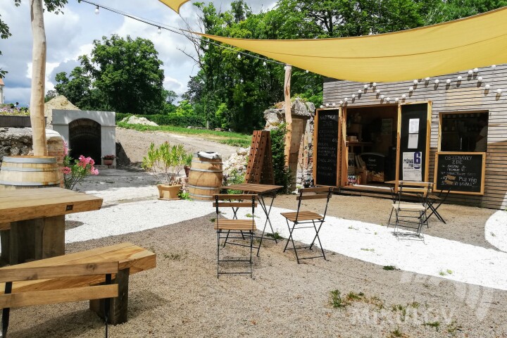 Einkehr im Kiosk des im ehemaligen Wirtschaftsgebäude eingerichteten Bistros