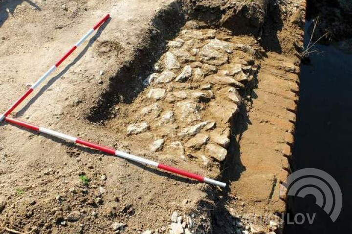 Entdeckte ursprüngliche Kalkpflasterdecke