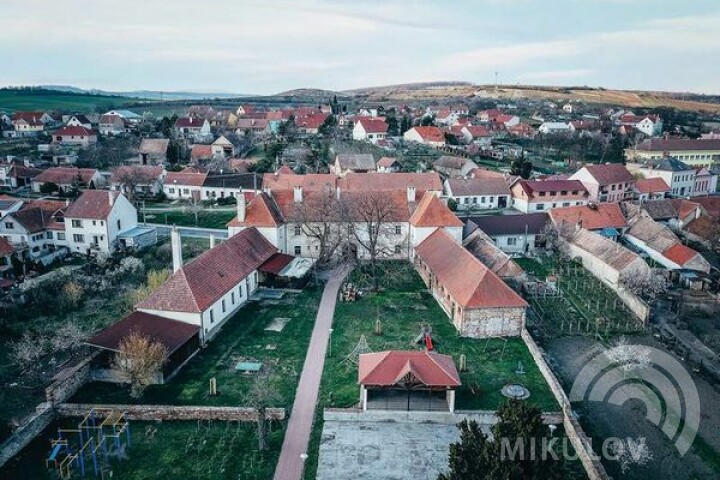 Historia tutejszego uzdrowiska jest datowana na rok 1362. Siarkowe wody mineralne leczyły szereg dolegliwości, na przykład reumatyzm, dermatologiczne i neurologiczne choroby. Okres rozkwitu zapoczątkował w 1669 roku Ferdynand Dietrichstein, który zakupił praktycznie pusty dom z leczniczym źródłem i przekształcił go na pierwsze uzdrowisko. W roku 1782 Karol Maksymilian  Dietrichstein postanowił budynek wyburzyć, a na jego miejscu postawił nowocześnie wyposażony kompleks uzdrowiskowy w stylu barokowym. Każdego roku uzdrowisko odwiedziło aż 1000 gości z Moraw i Dolnej Austrii. Krótko po zakończeniu drugiej wojny światowej kompleks uzdrowiskowy został zamknięty. Jednakże źródło w Sedlcu koło Mikulowa nadal pozostaje cennym darem przyrody, a uzdrowisko ciągle czeka na nowego założyciela.