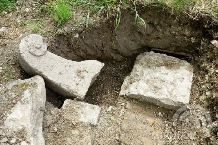 The original quoin stone (keystone) found before the present restoration of the bridge.