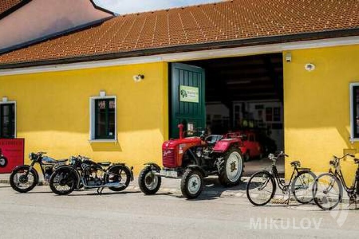 „Traktorium”- dziedziniec ciągników. Jest to kolekcja traktorów, którą naprawdę warto zobaczyć. Uzupełniają ją motocykle, skutery, rowery i rozmaite sprzęty rolnicze. Po uprzedniej rezerwacji możliwe jest zwiedzanie z udziałem przewodnika, a także krajoznawcze przejażdżki po okolicy.