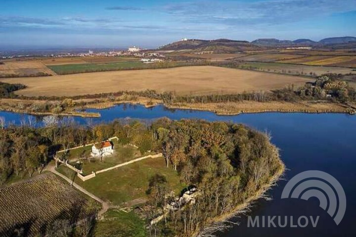 Widok na letni pałac Portz Insel koło stawu Nowy (rybník Nový).