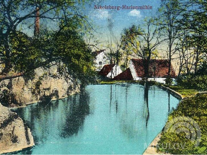 Pool for swimmers during the First Republic, coloured photograph