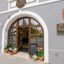 Vstup do Popie's brunch bistro z ulice Piaristů 28