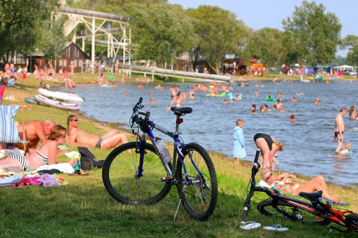 Pasohlávky am Mušov- und Mittleren Stausee Nové Mlýny (Mušovské a Věstonické jezero) vorbei