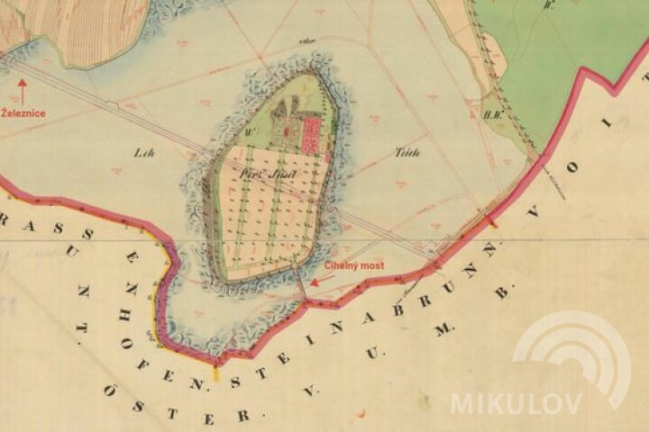 A cutout of the stable cadastre map from 1826. A new railway line under development (1872) was later entered into this older map. The original pond was already drained then (1855–1857). Source: Imperial obligatory imprints of stable cadastre – Moravia and Silesia. Archival documents from the Central Surveying Archives and Cadastre, www.cuzk.cz. Modified.