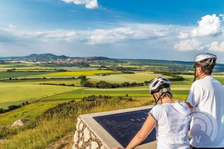 A popular tourist destination is the hill Kreuzberg with the Südmährerkreuz (Southern Moravia Cross) at the top. From there you can enjoy the beautiful views of Mikulov.